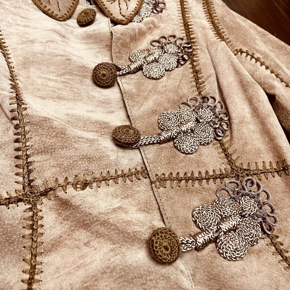 Women's Beige Suede Leather Jacket with Embroidered Detailing - Picture 13 of 15